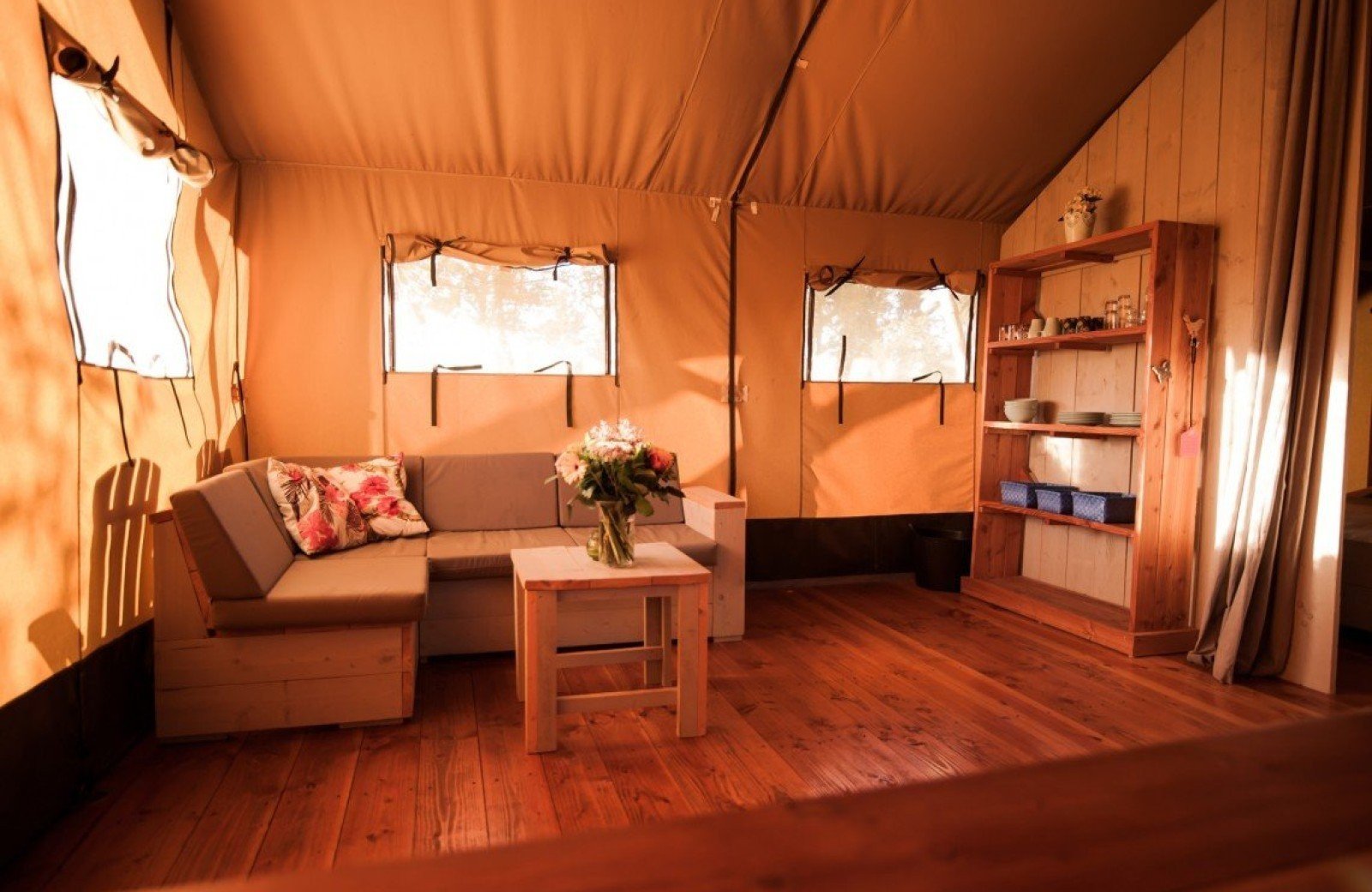 Binnenkant safari lodge 6 personen