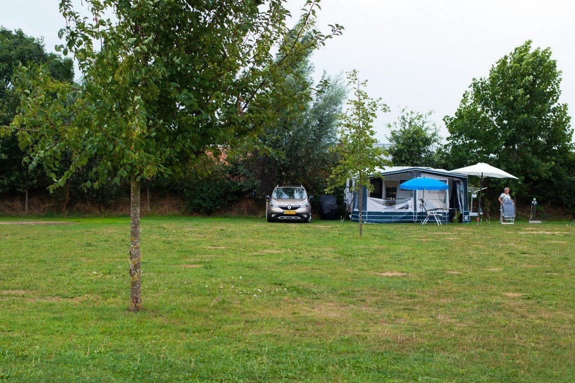 Kampeerplaats met priv sanitair buiten